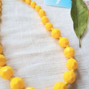 💣 ATOMIC KITSCH 💣 VTG 1950s bright yellow lucite necklace, Dopamine Dressing